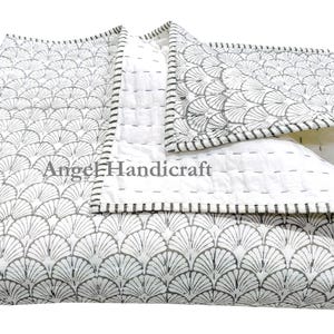Trapunta Kantha con stampa a blocchi di fiori grigi, trapunta trapuntata in 100% cotone morbido, trapunta reversibile indiana fatta a mano, coperta per divano cucita a mano