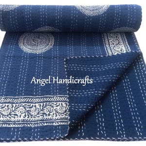 Eleganter Blumen Block Print Kantha Überwurf, Natürliche Indigo Wendedecke, Handgenähte Baumwolldecke, Queen-Size-Sofa Dekor Quilt