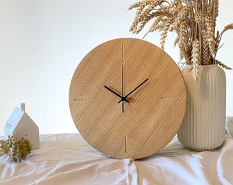 individuelle Wanduhr aus Holz, Eiche, Esche, 28cm, geölt als Geschenk oder klassisches Wohnaccessoire, geräuchsloses Uhrwerk