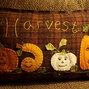 Almohada de cosecha de calabaza: decoración otoñal con apliques de lana