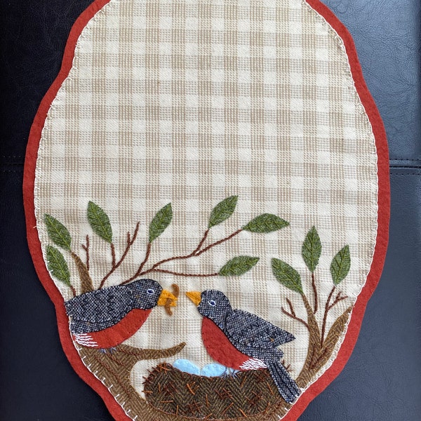 NESTING ROBINS Table Topper