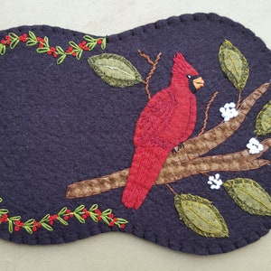 Wool pattern for a Cardinal Mug Rug