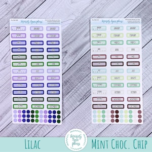 Puede incluir: Dos hojas de pegatinas de calendario mensual. La hoja de la izquierda es lila, verde y azul con el texto "LILAC". La hoja de la derecha es verde menta, marr&oacute;n y blanca con el texto "MINT CHOC. CHIP". Ambas hojas tienen el texto "Mandy Lynn Plays" y una direcci&oacute;n de sitio web.