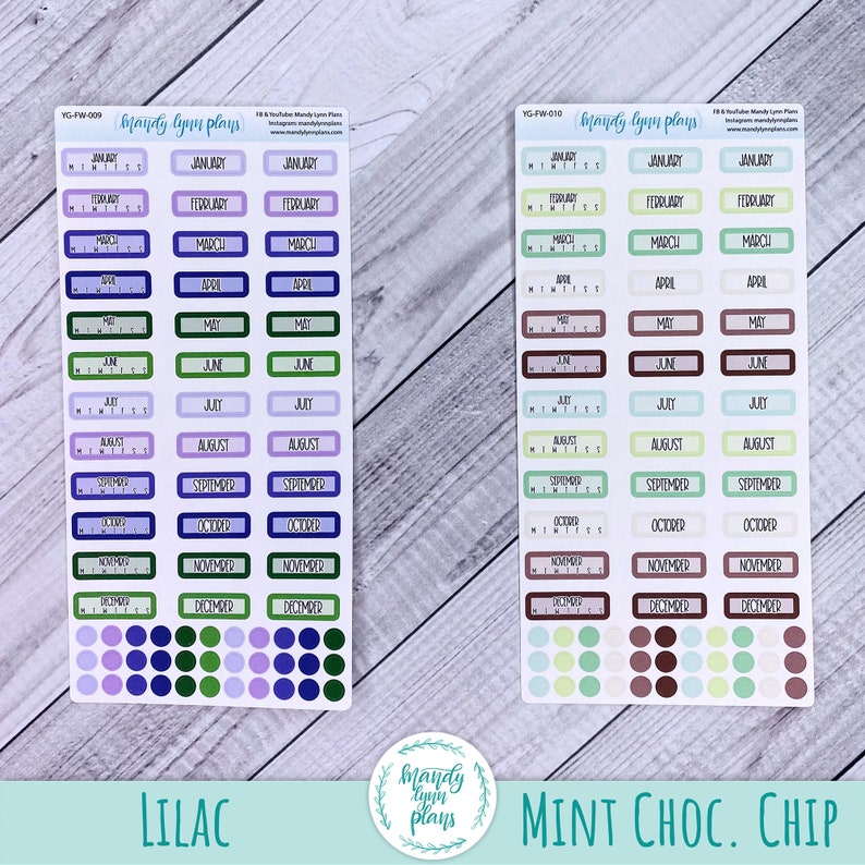 Puede incluir: Dos hojas de pegatinas de calendario mensual. La hoja de la izquierda es lila, verde y azul con el texto "LILAC". La hoja de la derecha es verde menta, marr&oacute;n y blanca con el texto "MINT CHOC. CHIP". Ambas hojas tienen el texto "Mandy Lynn Plays" y una direcci&oacute;n de sitio web.
