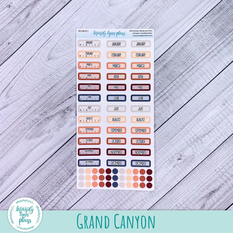 Puede incluir: Una hoja de pegatinas para planificadores con el texto "Mandy Lynn Plays" y "Grand Canyon". Las pegatinas son de varios colores y presentan los meses del a&ntilde;o.