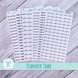 Puede incluir: Un conjunto de seis hojas de pegatinas transparentes con texto manuscrito negro que dice "planner time" y "planner's time". Las pegatinas son para usar en un planificador o diario.