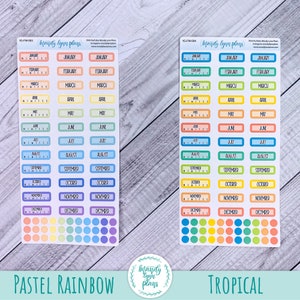 Puede incluir: Dos hojas de pegatinas de planificador mensual de colores. La primera hoja es un esquema de color arco&iacute;ris pastel con los meses del a&ntilde;o impresos en negro. La segunda hoja es un esquema de color tropical con los meses del a&ntilde;o impresos en negro.