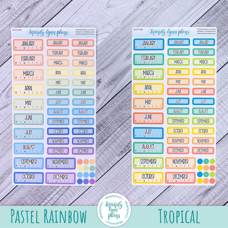 K&ouml;nnte beinhalten: Zwei Bl&auml;tter mit bunten monatlichen Kalenderausklebern. Das erste Blatt ist mit "Pastell Regenbogen" beschriftet und zeigt pastellfarbene Regenbogen-Monatsaufkleber mit den Monaten des Jahres und den Wochentagen. Das zweite Blatt ist mit "Tropisch" beschriftet und zeigt leuchtend bunte, tropische Monatsaufkleber mit den Monaten des Jahres und den Wochentagen.
