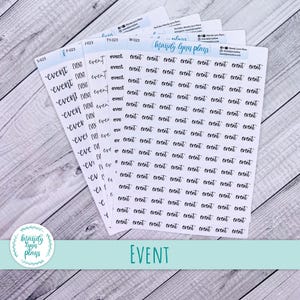 Könnte beinhalten: Eine weiße Keramik-Tasse mit schwarzem Henkel und dem Text "But First, Coffee" in handschriftlichem Stil. Die Tasse steht auf einer weißen Oberfläche. Die Tasse ist etwa 10 cm hoch.