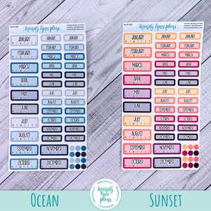 K&ouml;nnte beinhalten: Zwei Bl&auml;tter mit monatlichen Kalenderstickern in verschiedenen Farbschemata. Das erste Blatt ist blau und grau mit dem Text "Ocean" unten. Das zweite Blatt ist rosa, orange und lila mit dem Text "Sunset" unten. Beide Bl&auml;tter haben den Text "Mandy Lynn Plays" oben.
