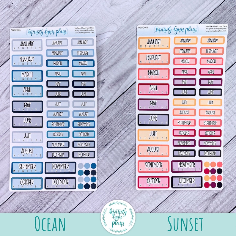 K&ouml;nnte beinhalten: Zwei Bl&auml;tter mit monatlichen Kalenderstickern in verschiedenen Farbschemata. Das erste Blatt ist blau und grau mit dem Text "Ocean" unten. Das zweite Blatt ist rosa, orange und lila mit dem Text "Sunset" unten. Beide Bl&auml;tter haben den Text "Mandy Lynn Plays" oben.
