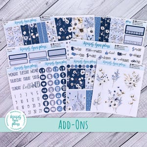 Puede incluir: Una colección de pegatinas para planificador con patrones florales y geométricos en tonos azules y blancos. Las pegatinas incluyen iconos funcionales, pegatinas de fecha y elementos decorativos. La marca "Mandy Lynn Plans" es visible.