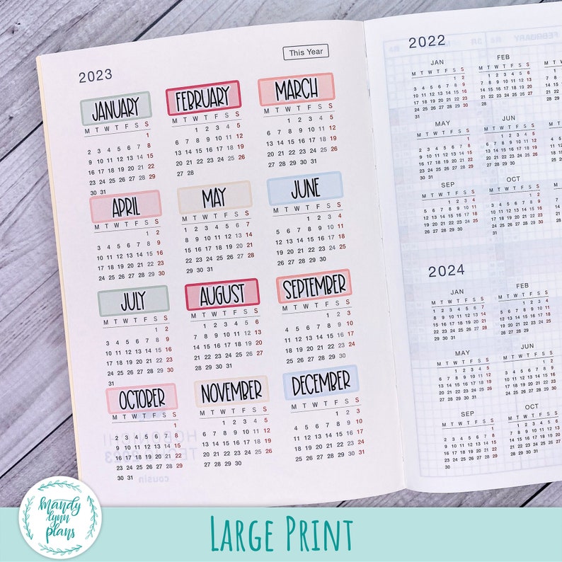 K&ouml;nnte beinhalten: Ein druckbarer Kalender f&uuml;r 2023 und 2024 mit gro&szlig;er Schrift. Der Kalender ist in Monate unterteilt, wobei jeder Monat eine andere Farbe hat. Die Monate sind mit dem Monatsnamen und den Wochentagen beschriftet. Der Kalender ist f&uuml;r die Verwendung in einem Planer oder Tagebuch gedacht.