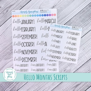 Könnte beinhalten: Eine Blatt mit transparenten Aufklebern mit schwarzem Schrifttext. Die Aufkleber zeigen die Monate des Jahres mit dem Wort "hello" vor jedem Monat. Es gibt auch Aufkleber, auf denen "Happy Birthday!" und "Happy Day!" steht.