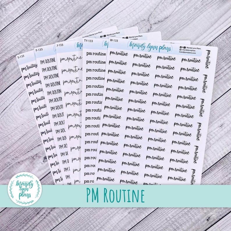Puede incluir: Cinco hojas de pegatinas blancas con el texto negro 'pm routine' en letra cursiva. Cada hoja incluye el nombre de la marca 'Mandy Lynn Plans' en la parte superior. Las pegatinas est&aacute;n dispuestas en varias columnas y filas para organizaci&oacute;n.
