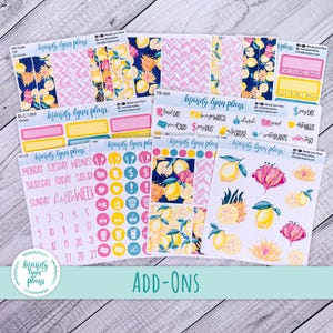 Puede incluir: Un conjunto de pegatinas para planificador con varios diseños, incluyendo limones, flores rosas y patrones geométricos. Las pegatinas presentan texto como "Hello Week" y "Add-ons". La paleta de colores incluye rosa, amarillo, azul y blanco.
