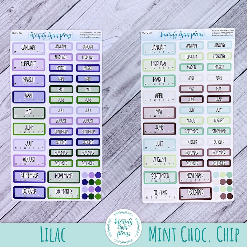 K&ouml;nnte beinhalten: Zwei Bl&auml;tter mit monatlichen Kalenderstickern. Das linke Blatt ist lila mit dunkelblauen, gr&uuml;nen und violetten Akzenten. Das rechte Blatt ist mintgr&uuml;n mit braunen, wei&szlig;en und hellgr&uuml;nen Akzenten. Beide Bl&auml;tter haben oben den Text "Mandy Lynn Plans".