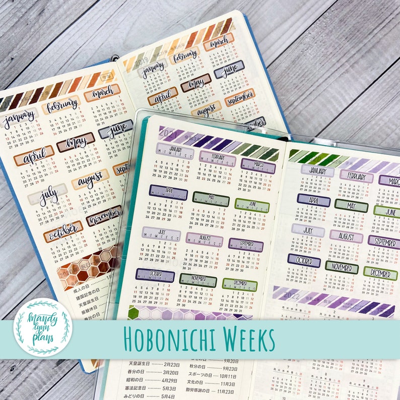 Puede incluir: Primer plano de un planificador Hobonichi Weeks con una p&aacute;gina de calendario colorida. El planificador tiene una cubierta turquesa y presenta una variedad de pegatinas y cinta washi. El calendario est&aacute; en japon&eacute;s e ingl&eacute;s, e incluye festivos y d&iacute;as especiales.