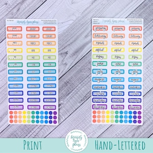Puede incluir: Dos hojas de pegatinas con etiquetas de calendario mensual de colores. La hoja de la izquierda tiene los meses impresos en texto negro y la hoja de la derecha tiene los meses escritos en estilo manuscrito. Ambas hojas tienen un arco&iacute;ris de puntos de colores en la parte inferior.