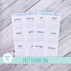 Könnte beinhalten: Zwei weiße Aufkleberbögen mit einem Kalenderlayout für 2027, schwarzen kalligrafischen Monatsüberschriften und numerischen Daten. Die Bögen enthalten den Text Mandy Lynn Plans sowie Jan-June 2027 oder July-Dec 2027. Monatliche Raster.