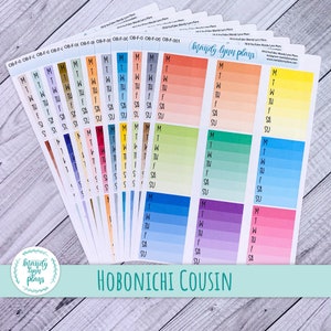 Puede incluir: Un conjunto de pegatinas de planificador semanal de colores para un planificador Hobonichi Cousin. Las pegatinas son de varios tonos de azul, verde, morado, rosa y naranja. Cada pegatina tiene una abreviatura del día de la semana, como "M" para lunes, "T" para martes, etc.