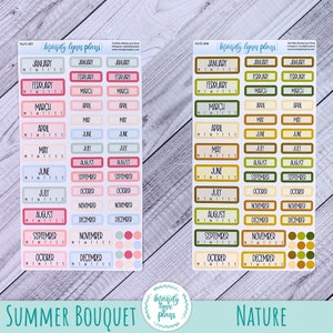 K&ouml;nnte beinhalten: Zwei Bl&auml;tter mit monatlichen Kalenderstickern in verschiedenen Farbschemata. Das erste Blatt ist mit "Summer Bouquet" beschriftet und zeigt Pastellfarben mit einem floralen Thema. Das zweite Blatt ist mit "Nature" beschriftet und zeigt erdige T&ouml;ne mit einem Naturthema. Beide Bl&auml;tter enthalten Sticker f&uuml;r jeden Monat des Jahres.