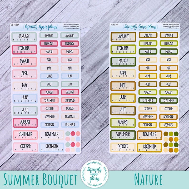 K&ouml;nnte beinhalten: Zwei Bl&auml;tter mit monatlichen Kalenderstickern in verschiedenen Farbschemata. Das erste Blatt ist mit "Summer Bouquet" beschriftet und zeigt Pastellfarben mit einem floralen Thema. Das zweite Blatt ist mit "Nature" beschriftet und zeigt erdige T&ouml;ne mit einem Naturthema. Beide Bl&auml;tter enthalten Sticker f&uuml;r jeden Monat des Jahres.
