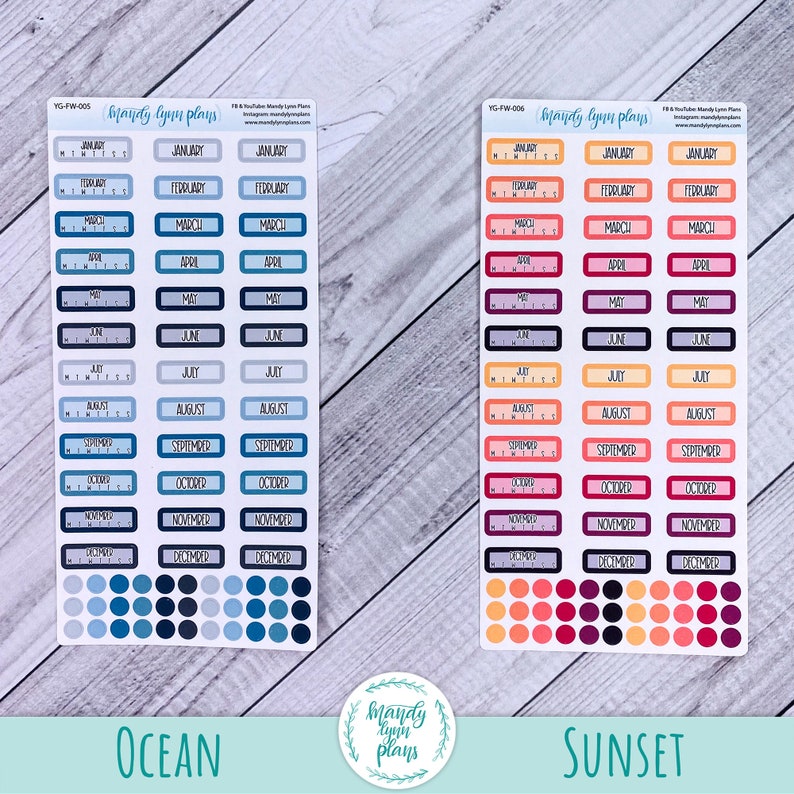 Puede incluir: Dos hojas de pegatinas de calendario mensual, una en colores oc&eacute;ano y otra en colores atardecer. Cada hoja tiene 12 meses, de enero a diciembre, con cada mes repetido tres veces. Las pegatinas son rectangulares con esquinas redondeadas y bordes negros. La hoja oc&eacute;ano tiene colores azul, turquesa y gris. La hoja atardecer tiene colores naranja, rosa, rojo y morado.
