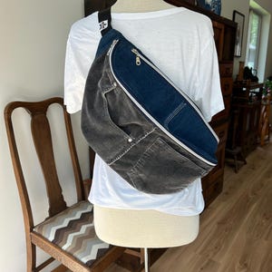 Grand sac banane/sac à bandoulière en velours côtelé et denim gris