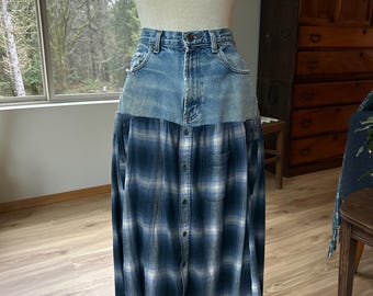 Falda con canesú de jean, jeans talla 30. Canesú de mezclilla y camisa a cuadros de franela reciclada.