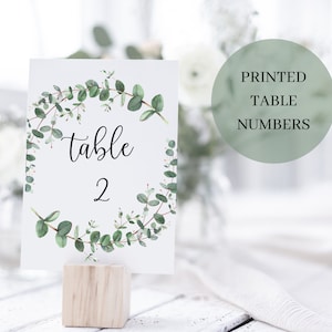 Numéros de table imprimés avec couronne d'eucalyptus pour mariage ou fête - 4 x 6 ou 5 x 7 - Choisissez votre choix de police - avec inscription et étiquette