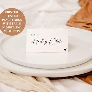 Marque-places sous tente blanche avec icône de repas et numéro de table - avec inscription et étiquette