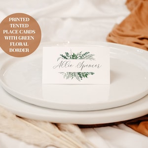 Plaatskaarten in tentvorm met groene rand voor bruiloft, evenement of feest - Rustieke plaatskaarten voor bruiloften - beletterd en geëtiketteerd