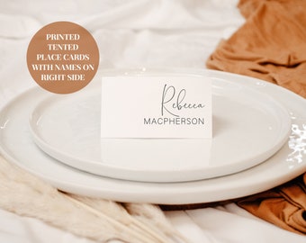 Marque-places sous tente blanche avec prénom et nom sur le côté droit - marque-places pour mariage - avec inscription et étiquette