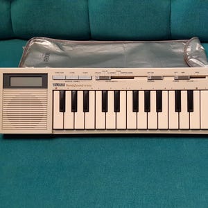 Vintage Yamaha HandySound HS-500 Mini Synthesizer – 1980s Portable Electronic Keyboard Made in Japan