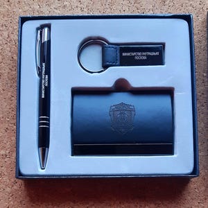 Vintage premium geschenkdoos - geschenkset met logo van ministerie van Binnenlandse Zaken met pen, visitekaartjeshouder en sleutelhanger - Servisch politiecadeau