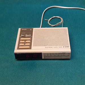 Vintage Philips D3140 Electronic Clock Radio – 1980s AM/FM Alarm, Retro Digital Display