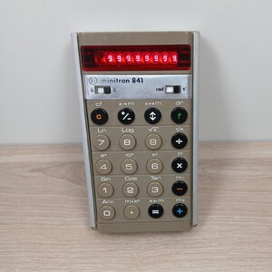 calculatrice scientifique Minitron 841 EI vintage - Fabriquée en Yougoslavie, écran rouge rétro des années 1970