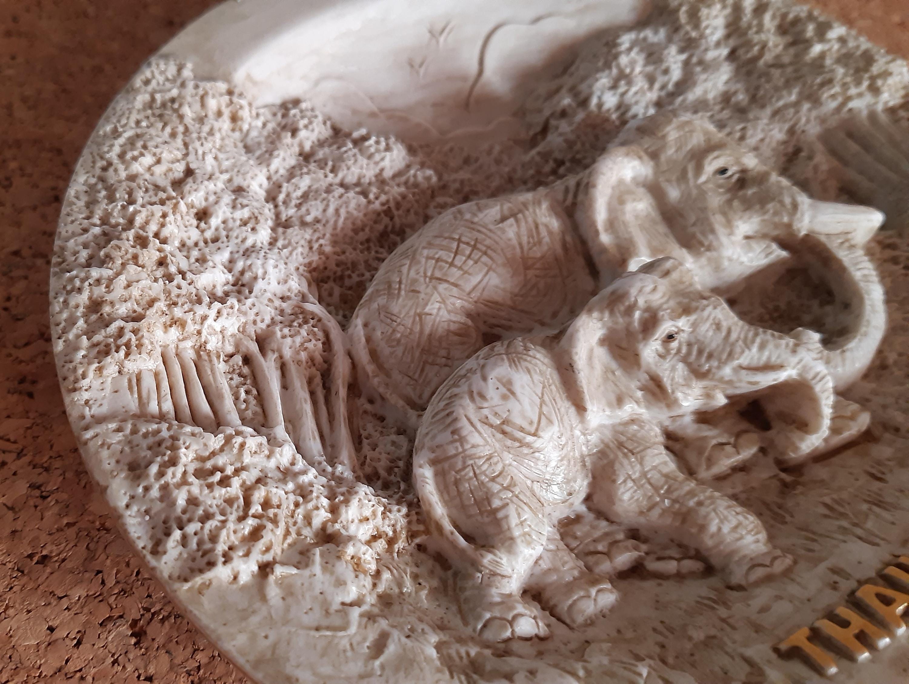 タイ製　象彫刻壁飾り　　ひび割れあり ヴィンテージタイ象壁飾り - 石のような質感のレリーフプレート、鋳造