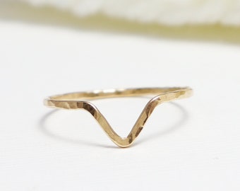 Anillo Chevron de oro superfino, anillo en V martillado, anillos de oro para mujer, anillo para el pulgar, anillo curvo, anillo minimalista, anillo Moxie relleno de oro de 14 quilates