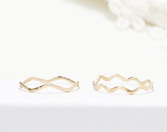 Anillo de onda ondulada delgada de oro macizo de 14K, martillado, anillos de oro de promesa para mujeres, anillo en zigzag delicado, anillo delicado, anillo minimalista / anillos de onda