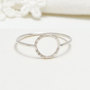 Bague en argent à cercle ouvert, bagues délicates pour femmes, bague en argent mince, bague minimaliste, petite bague karma décontractée simple, bague éternelle Anneau Unity image 1