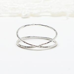 Super dünner Silber X Ring, texturiert, Criss Cross Ring, Silber Ringe für Frauen, Daumenring, minimalistischer Versprechen Ring, Geschenk für sie | LOVEx Ring