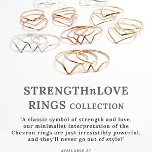 Op de afbeelding: Een collectie delicate chevronringen in goud, zilver en ros&eacute;goud. De ringen zijn gestapeld en gerangschikt op een witte achtergrond. De tekst "STRENGTHnLOVE RINGS COLLECTION" wordt weergegeven onder de ringen. De tekst "Een klassiek symbool van kracht en liefde, onze minimalistische interpretatie van de Chevron-ringen is gewoon onweerstaanbaar krachtig en zal nooit uit de mode raken!" wordt weergegeven onder de titel. De tekst "AVAILABLE AT https://IrresistiblyMinimal.etsy.com" wordt weergegeven onderaan de afbeelding.
