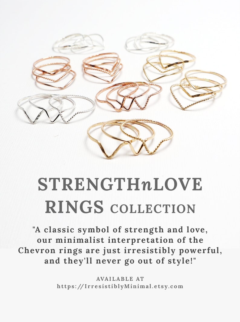 Op de afbeelding: Een collectie delicate chevronringen in goud, zilver en ros&eacute;goud. De ringen zijn gestapeld en gerangschikt op een witte achtergrond. De tekst "STRENGTHnLOVE RINGS COLLECTION" wordt weergegeven onder de ringen. De tekst "Een klassiek symbool van kracht en liefde, onze minimalistische interpretatie van de Chevron-ringen is gewoon onweerstaanbaar krachtig en zal nooit uit de mode raken!" wordt weergegeven onder de titel. De tekst "AVAILABLE AT https://IrresistiblyMinimal.etsy.com" wordt weergegeven onderaan de afbeelding.