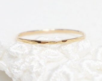 Fine bague martelée en or, bague délicate en or rempli, bagues en or pour femme, bague en or à superposer, bague délicate, anneau de poing simple | Bague de gaieté
