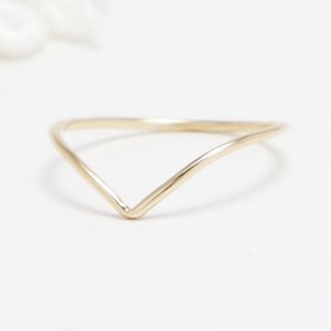 Super dünner Chevron Goldring, V-Ring, zierlicher Goldring, dünner Goldring, Gebogener Ring, 14k Goldring, zierlicher zarter Daumenring | Esprit Ring