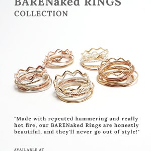 Op de afbeelding: Een collectie stapelringen van goud, zilver en ros&eacute;goud met een golvende, gehammerde textuur. De ringen zijn in drie groepen op een witte achtergrond gerangschikt. "BARENaked RINGS COLLECTION" staat in grijze tekst bovenaan de afbeelding. "Gemaakt met herhaald hameren en echt vuur, onze BARENaked ringen zijn eerlijk gezegd prachtig en zullen nooit uit de mode raken!" staat in zwarte tekst onderaan de afbeelding. "VERKRIJGBAAR BIJ https://IrresistiblyMinimal.etsy.com" staat in grijze tekst onderaan de afbeelding.