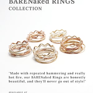 Pu&ograve; includere: Una collezione di anelli impilabili in oro, argento e oro rosa con una texture ondulata e martellata. Gli anelli sono disposti in gruppo su uno sfondo bianco. "BARENaked RINGS COLLECTION" &egrave; scritto in grigio nella parte superiore dell'immagine. "Realizzate con martellatura ripetuta e fuoco davvero caldo, le nostre BARENaked Rings sono onestamente bellissime e non passeranno mai di moda!" &egrave; scritto in nero nella parte inferiore dell'immagine. "AVAILABLE AT https://IrresistiblyMinimal.etsy.com" &egrave; scritto in grigio sotto la citazione.