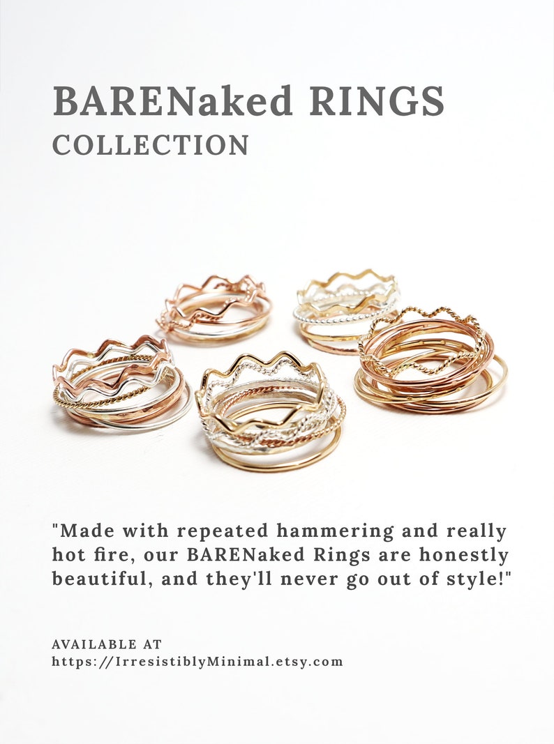 Pu&ograve; includere: Una collezione di anelli impilabili in oro, argento e oro rosa con una texture ondulata e martellata. Gli anelli sono disposti in gruppo su uno sfondo bianco. "BARENaked RINGS COLLECTION" &egrave; scritto in grigio nella parte superiore dell'immagine. "Realizzate con martellatura ripetuta e fuoco davvero caldo, le nostre BARENaked Rings sono onestamente bellissime e non passeranno mai di moda!" &egrave; scritto in nero nella parte inferiore dell'immagine. "AVAILABLE AT https://IrresistiblyMinimal.etsy.com" &egrave; scritto in grigio sotto la citazione.